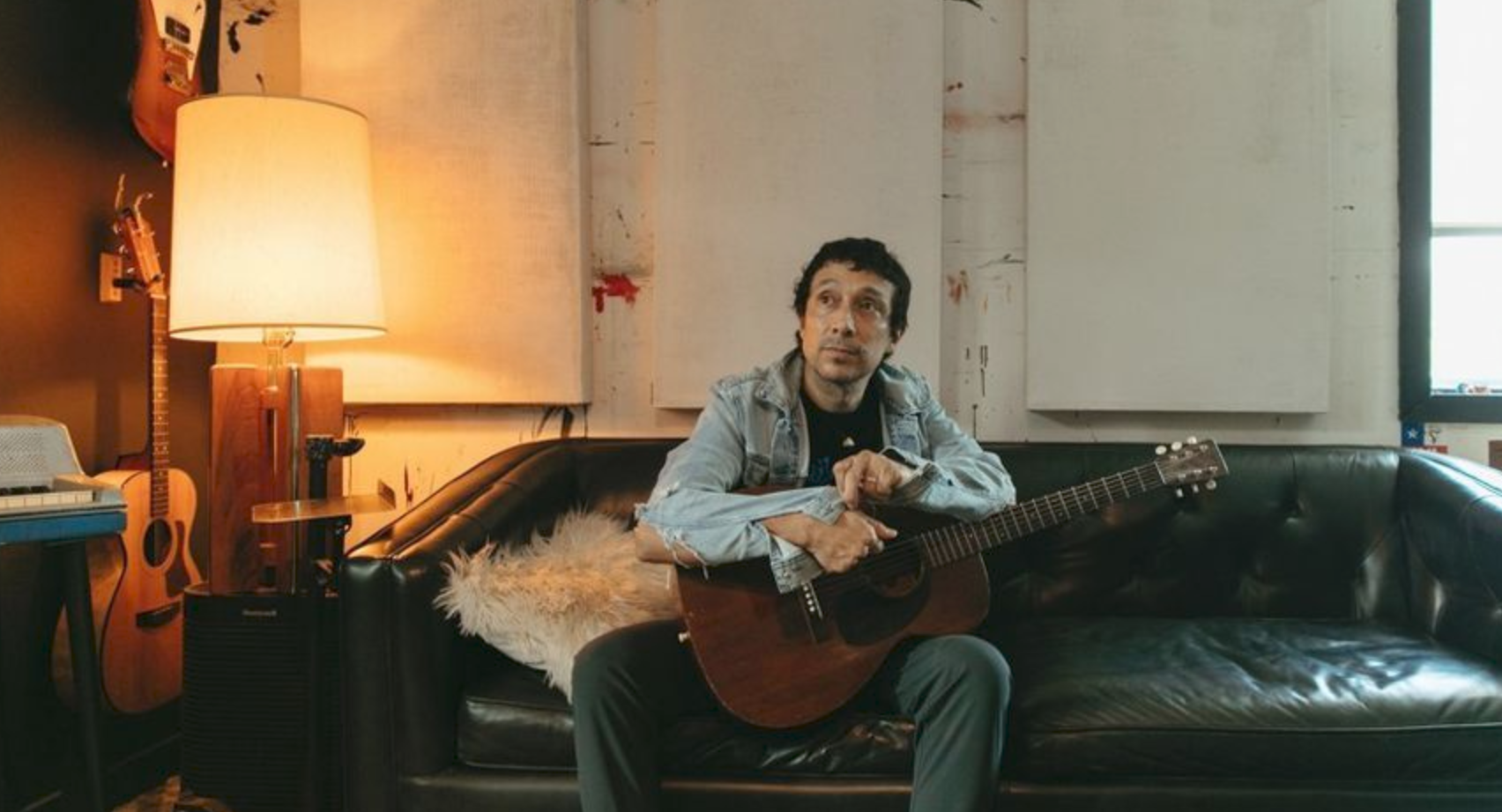 Javier "Hobo Cane" Mendoza: 25 Años de Rock Latino Pionero 2